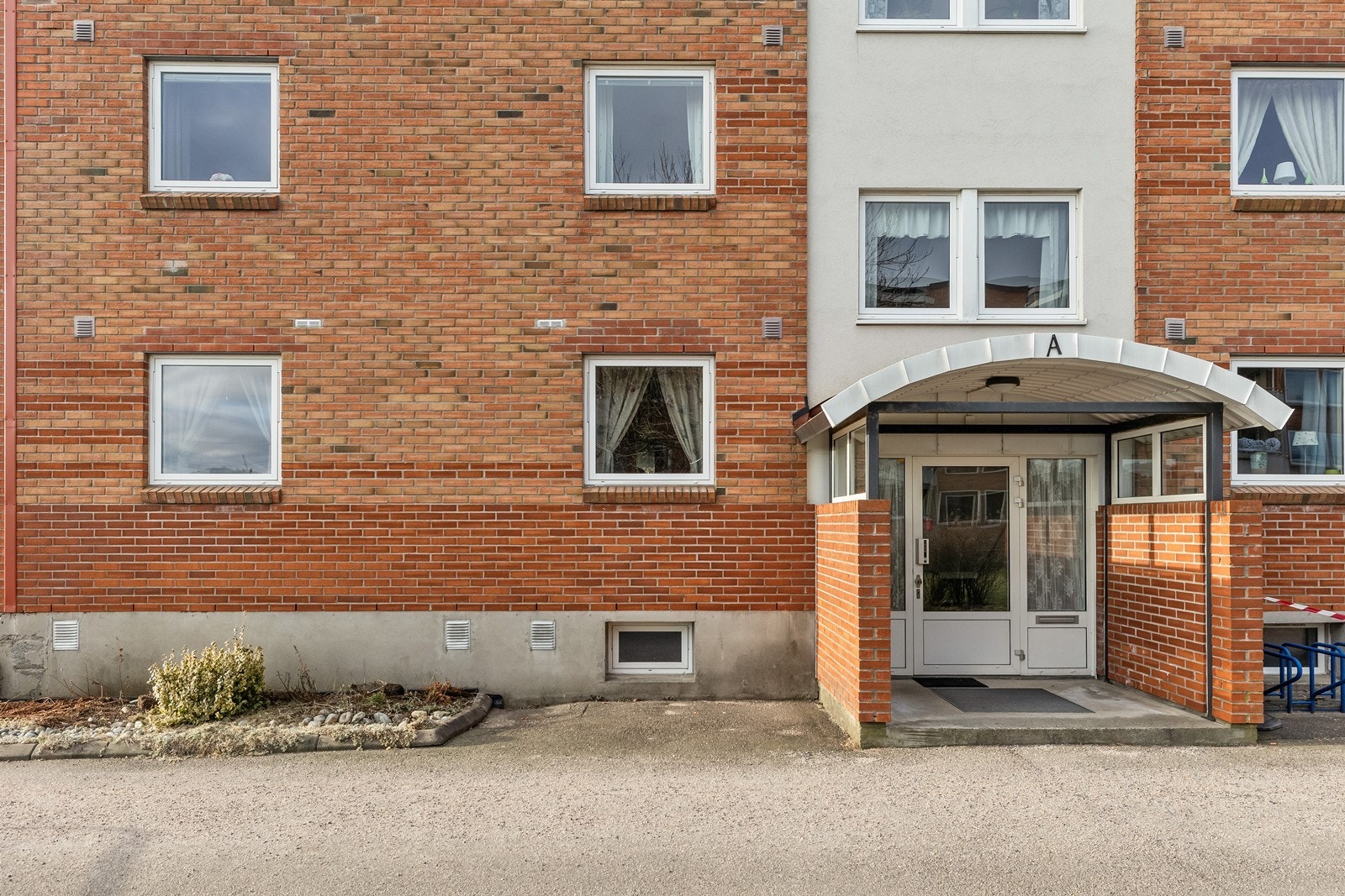 Bygningen har en solid fasade, hovedsakelig forblendet med teglstein. Galleribilde