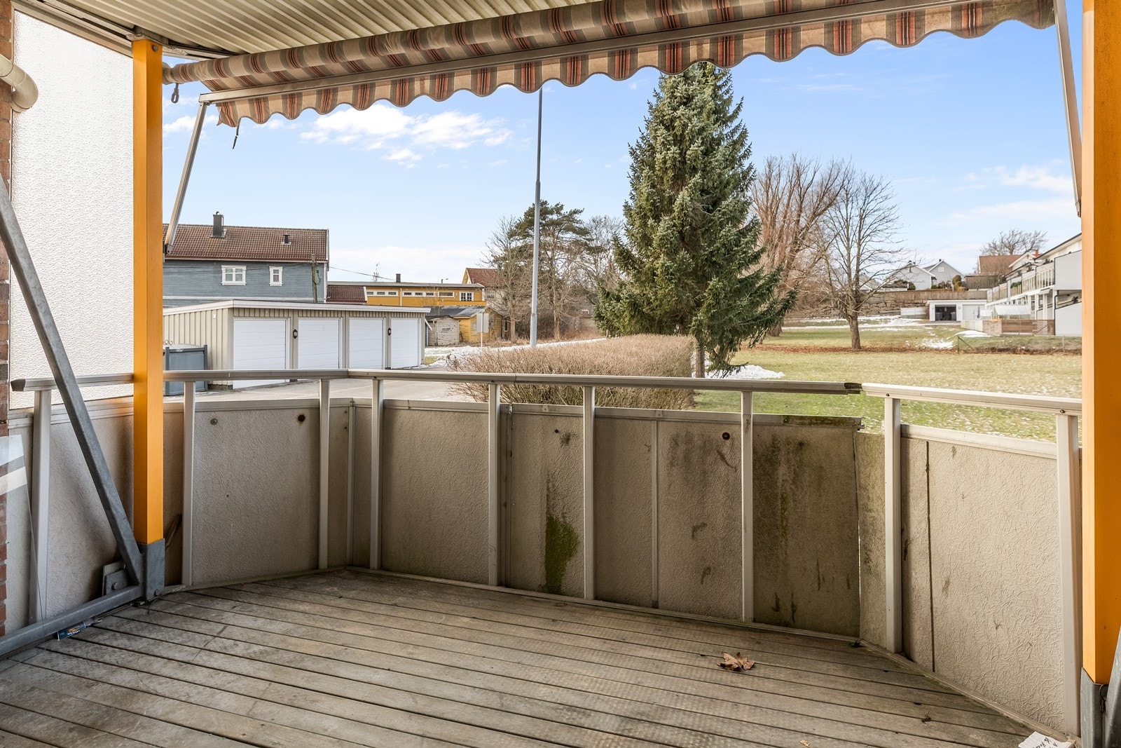 Fra stuen er det utgang til en overbygd balkong på 10 m². Galleribilde