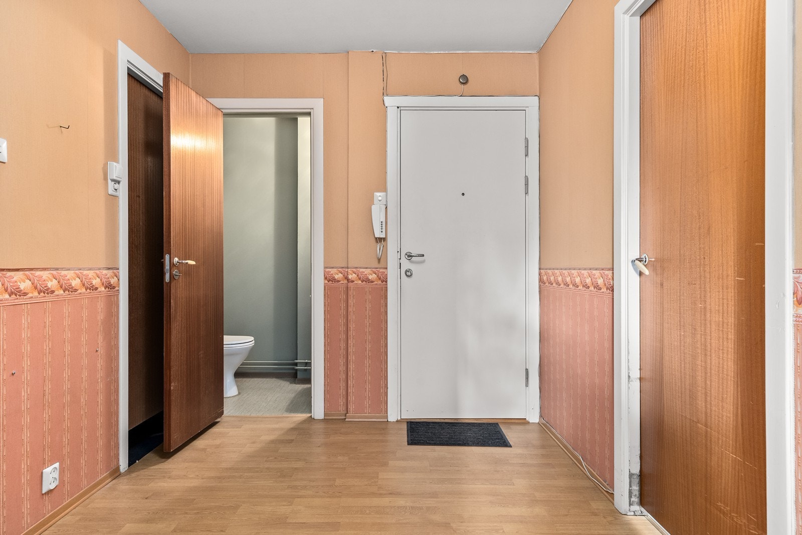 Leiligheten har en romslig entré med porttelefon for enkel adkomstkontroll. Galleribilde