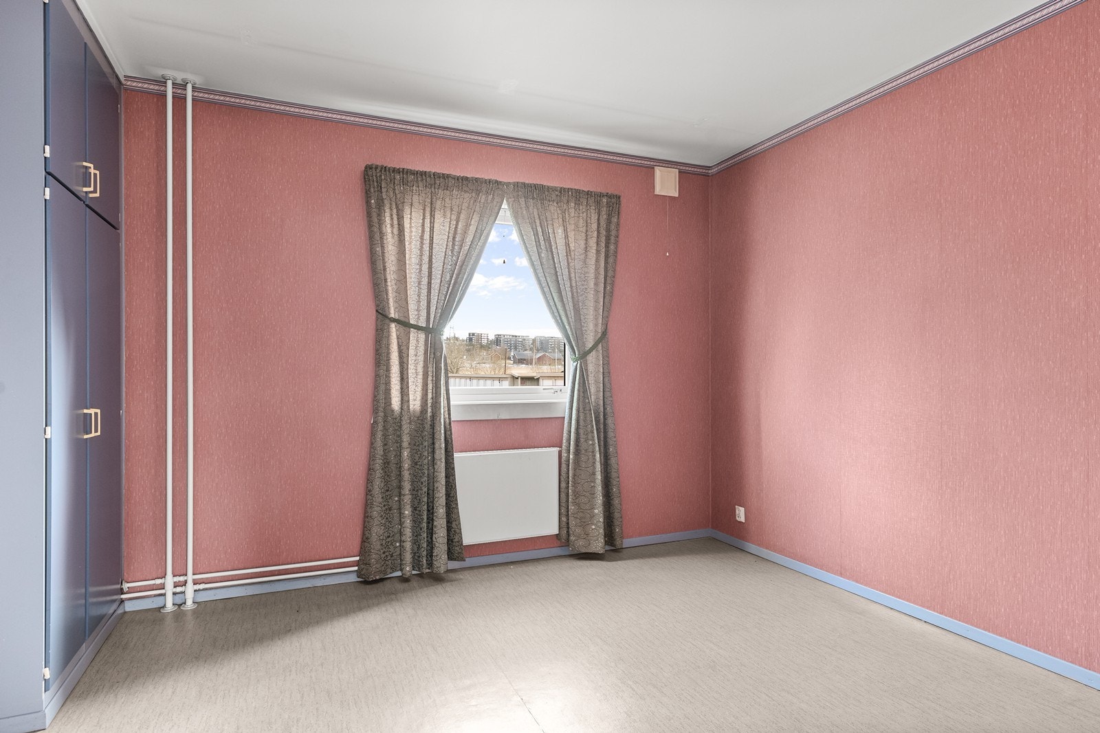 Leiligheten inneholder to soverom. Dette rommet har plass til seng og nattbord. Galleribilde