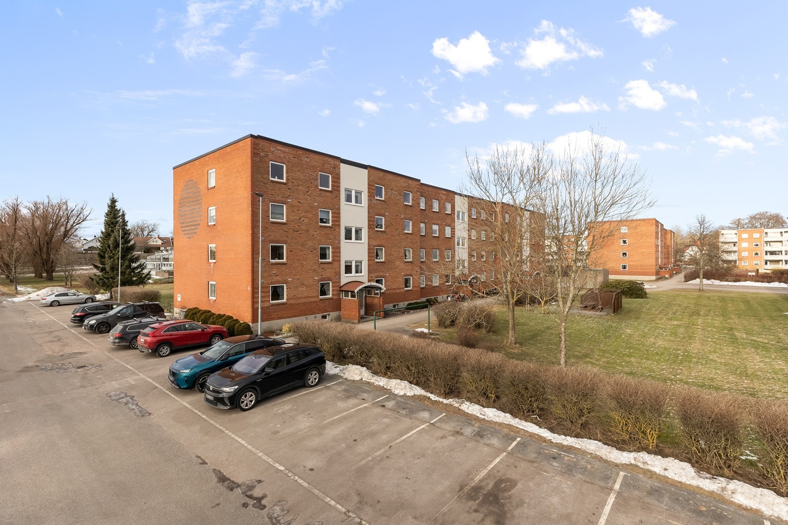 Borettslaget har store, felles grøntarealer med gressplen, busker og trær. Galleribilde