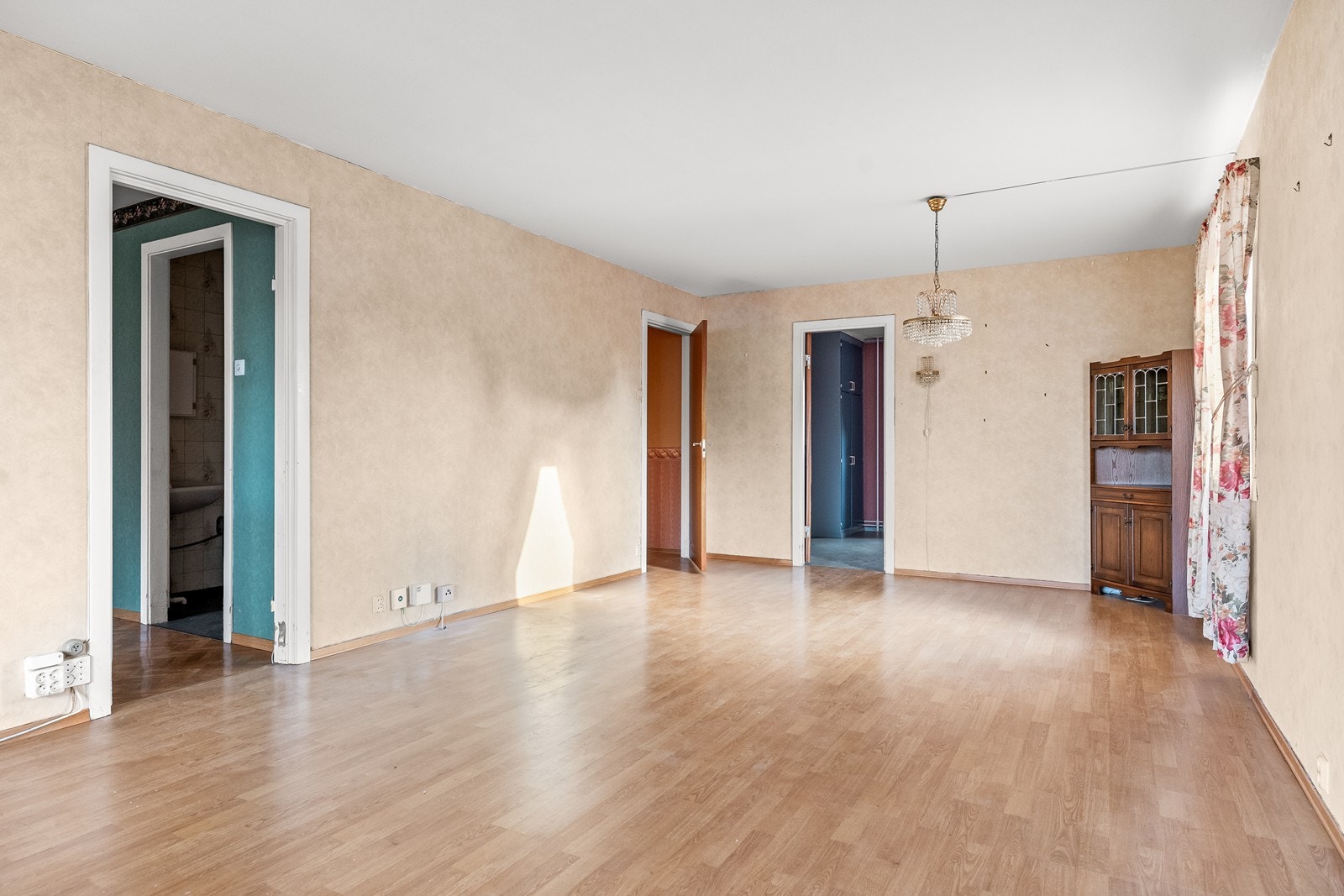 Størrelsen på stuen gir fleksible møbleringsmuligheter for både sittegruppe og spisebord. Galleribilde