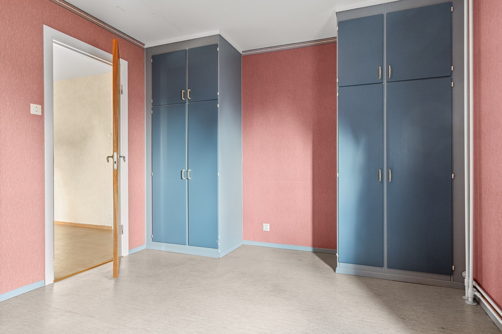 Rommet er utstyrt med innebygde garderobeskap som gir gode oppbevaringsmuligheter. Galleribilde