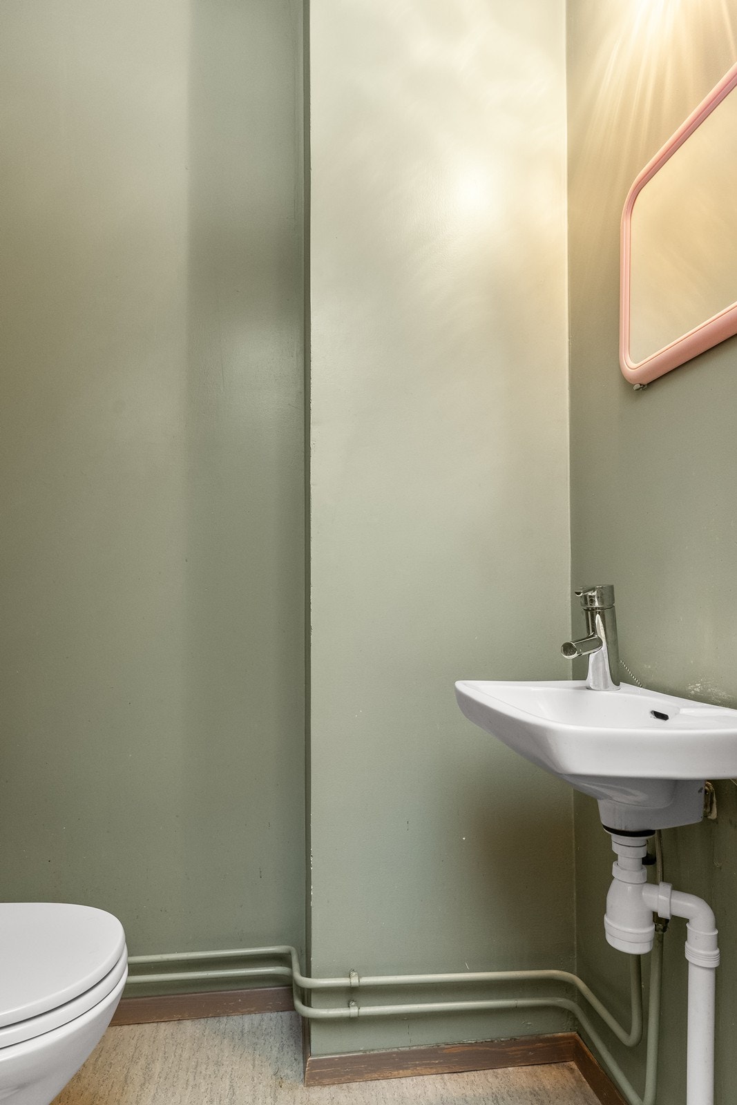 Leiligheten har et separat toalettrom utstyrt med klosett og servant. Galleribilde