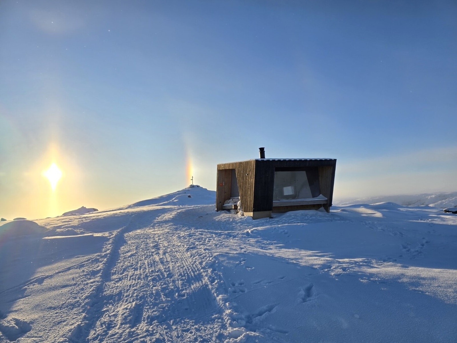 Toppenfjellhytta, et av de mest besøkte turmålene på Hesseng, ligger ytterst i et åpent og flott fjellterreng Galleribilde