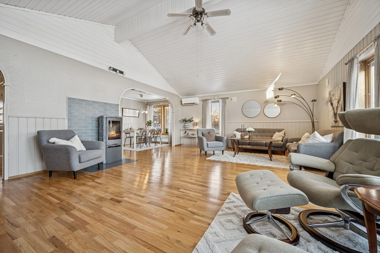 Det ble installert ny vedovn i 2020. Varmepumpen er fra 2023, og pipen ble oppgradert med nytt stålrør i 2022. Galleribilde