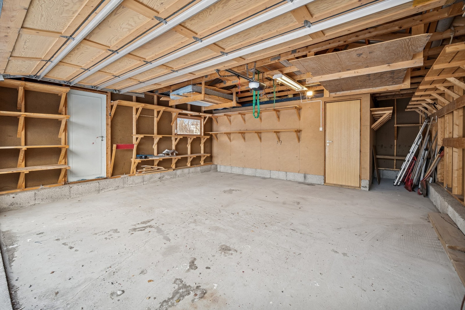 Det er etablert isolert bod/hobbyrom innerst i garasjen. Det er etablert varmekabler i gulv ved portåpning Galleribilde