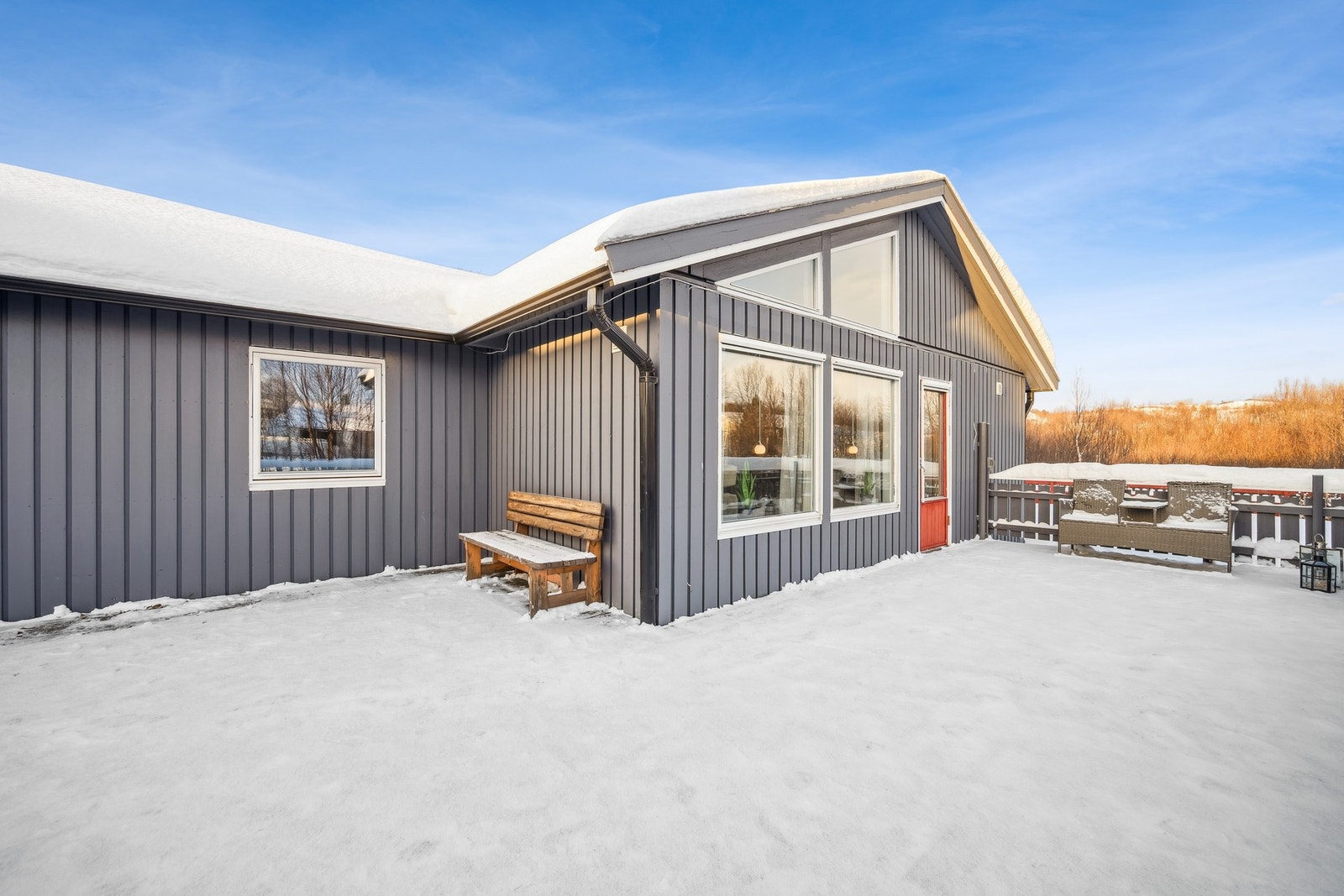 Fra stuen er det utgang til stor terrasse Galleribilde