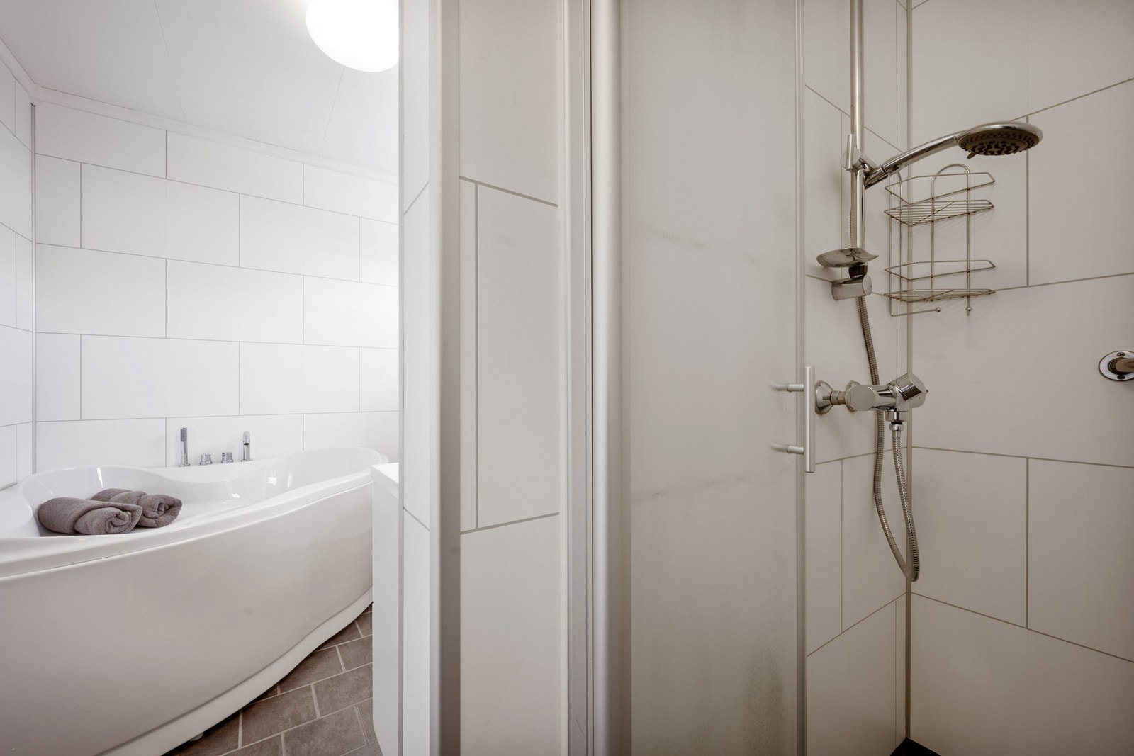 Dusjen er plassert vegg i vegg med baderomsinnredningen Galleribilde