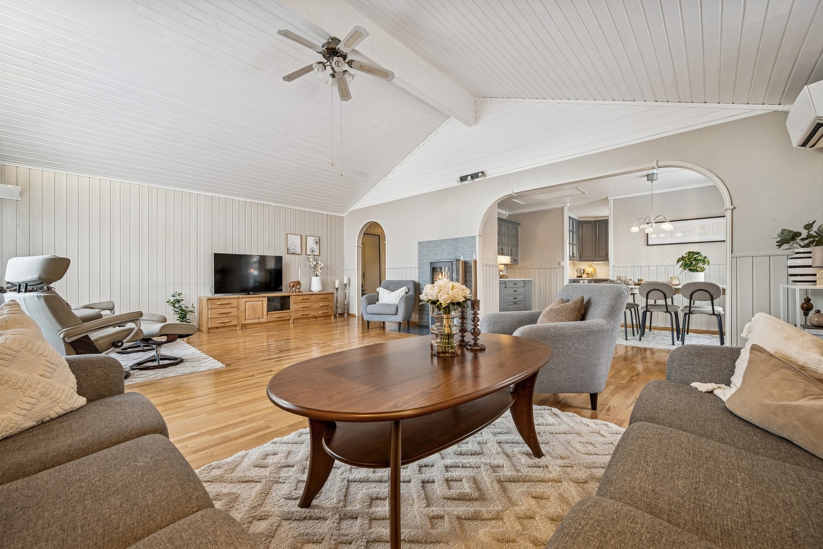 Stuen har en fleksibel planløsning med svært god plass til flere møbleringssoner - perfekt for både avslapning, TV-krok og sosiale soner Galleribilde