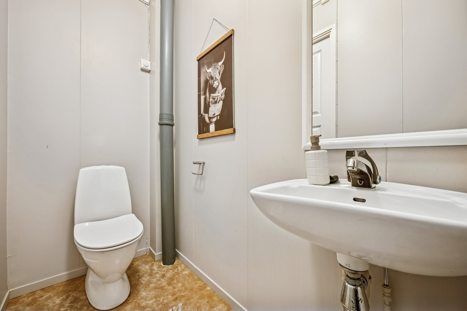 Separat toalettrom ligger vegg i vegg med vaskerommet. Det er gode muligheter for å åpne mellom rommene og etablere et større vaskerom med toalett, dersom man ønsker en mer samlet løsning. Galleribilde