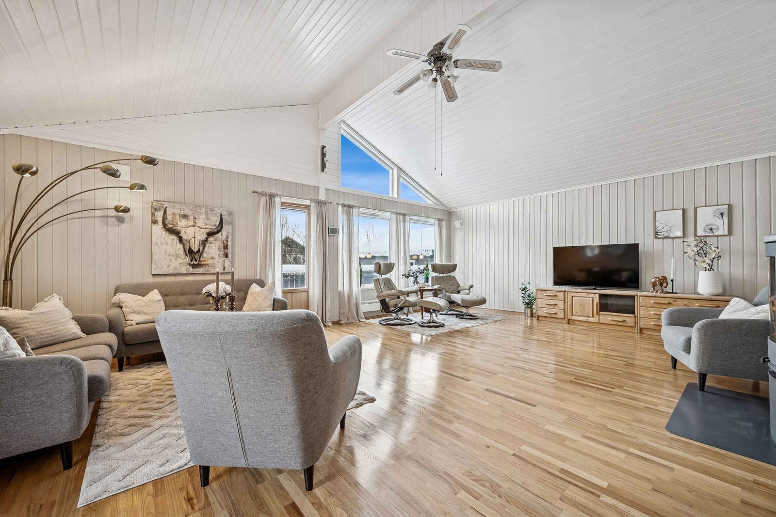 Stuen har en god romfølelse og store vindusflater. Direkte adkomst til romslig terrasse og skjermet, inngjerdet hage. Galleribilde