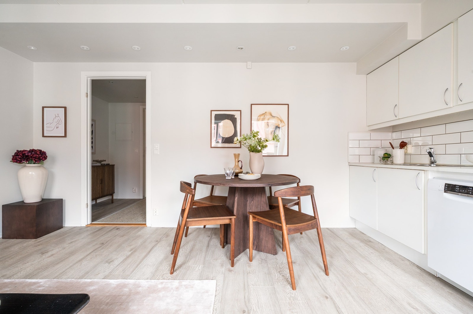 Kjøkkenet er holdt i en sosial åpen løsning mot stuen der du har god kommunikasjon med gjestene mens middagen lages. Galleribilde