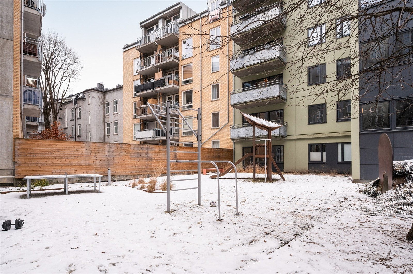 Sameiet har en hyggelig og skjermet bakgård med sittegrupper og lekeapparater. Galleribilde