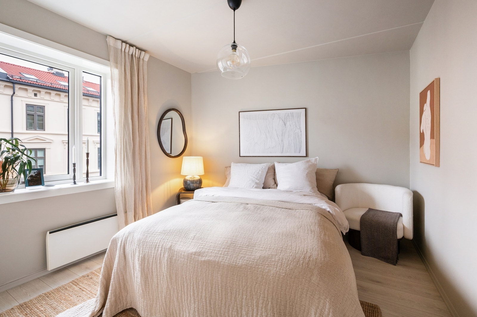 Soverommet har en god størrelse med plass til dobbeltseng og tilhørende møblement. Galleribilde