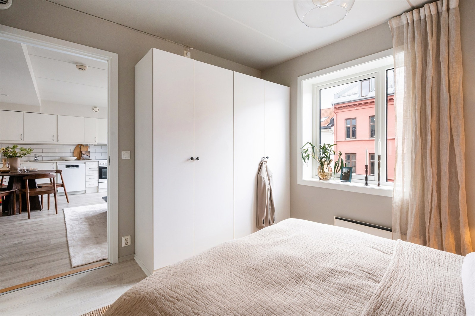 Det er rikelig med oppbevaringsplass i et romslig garderobeskap. Galleribilde