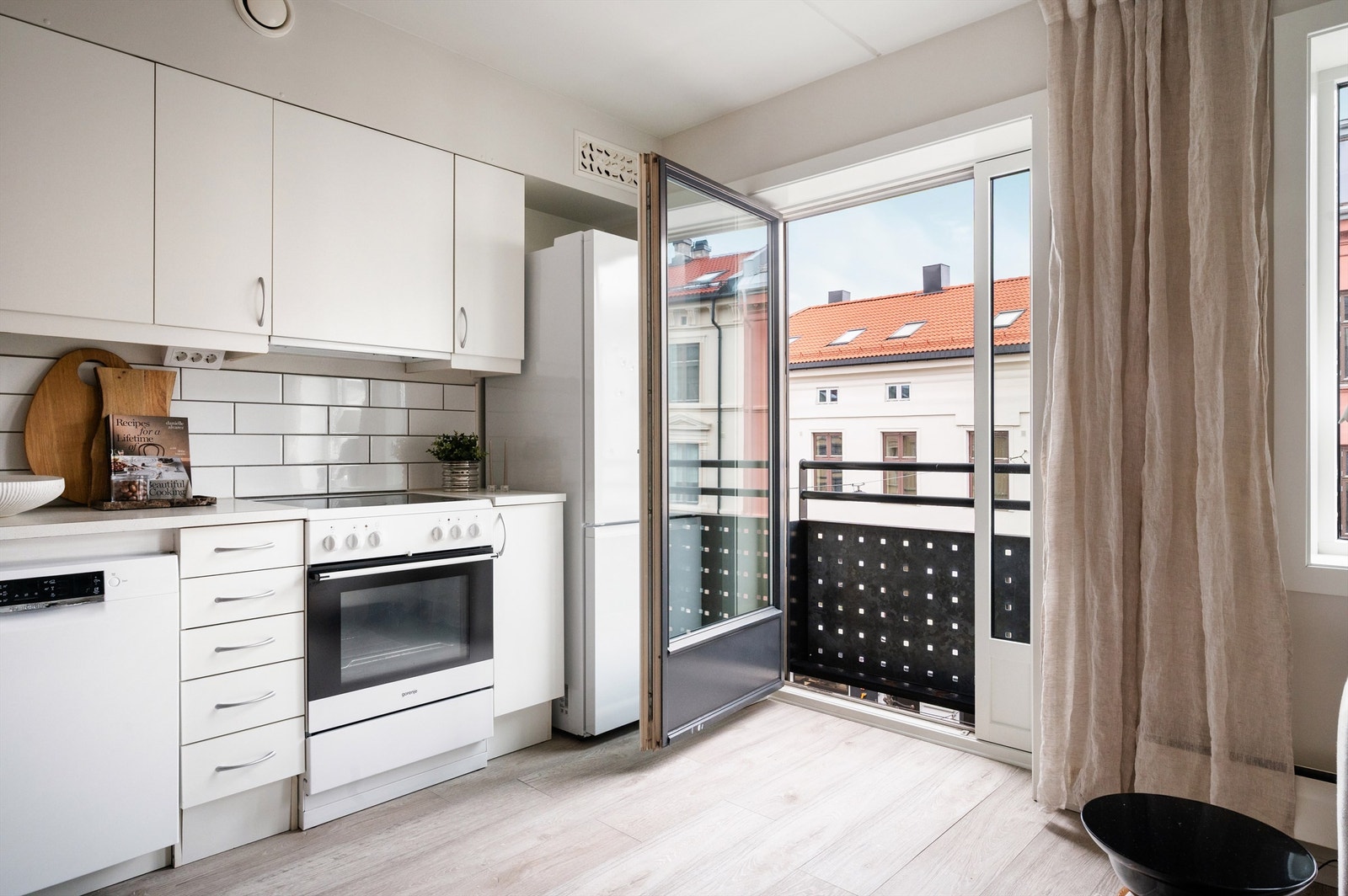 Leiligheten har balansert ventilasjon, med aggregat skiftet i 2026 for et sunt inneklima. Galleribilde