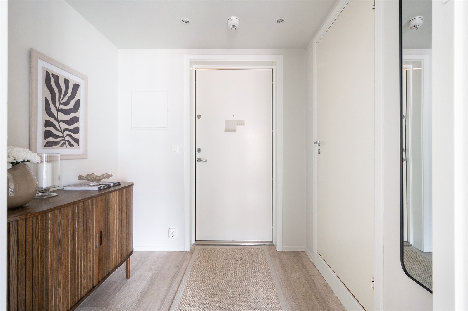 En romslig entré ønsker velkommen og har god plass til yttertøy og sko. Galleribilde