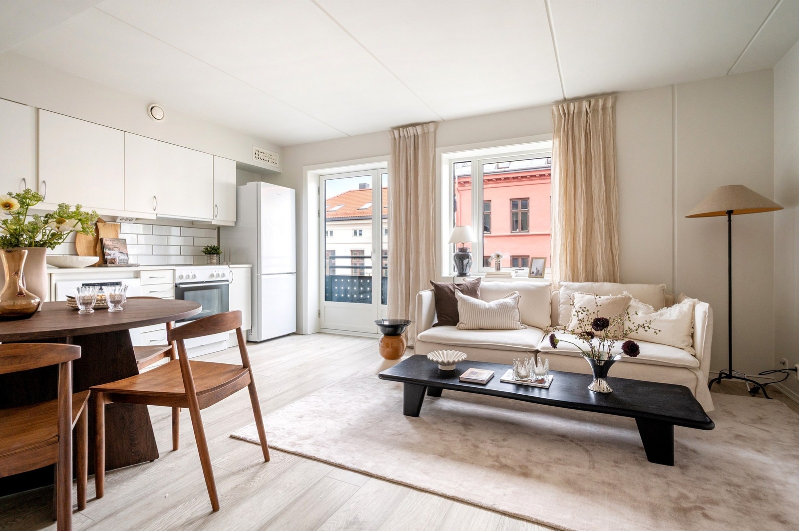 Stuen har god plass til en sofagruppe med tilhørende salongbord og annet ønskelig stuemøblement. Galleribilde