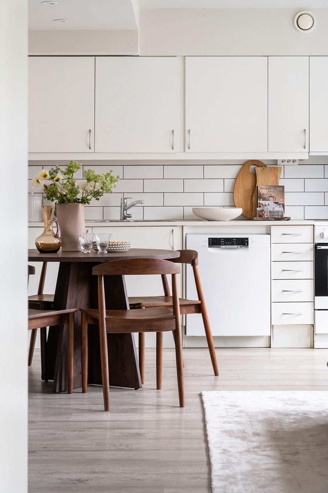 Kjøkkeninnredningen fra Sigdal har glatte fronter og takhøye overskap for optimal lagring. Galleribilde