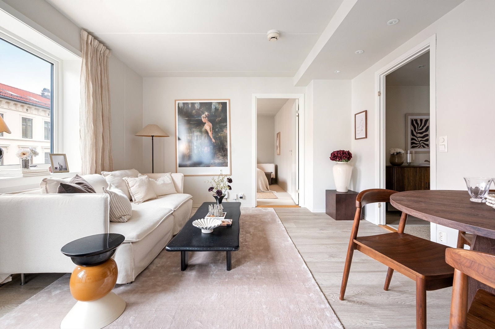 En tidløs og luftig 2-roms med fransk balkong og luftig romfølelse, sentralt plassert mellom Grünerløkka og Botaniske hage. Galleribilde