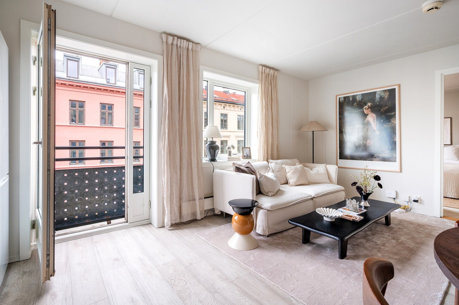 Fra stuen gir en fransk balkong rikelig med dagslys og en åpen og luftig atmosfære. Galleribilde