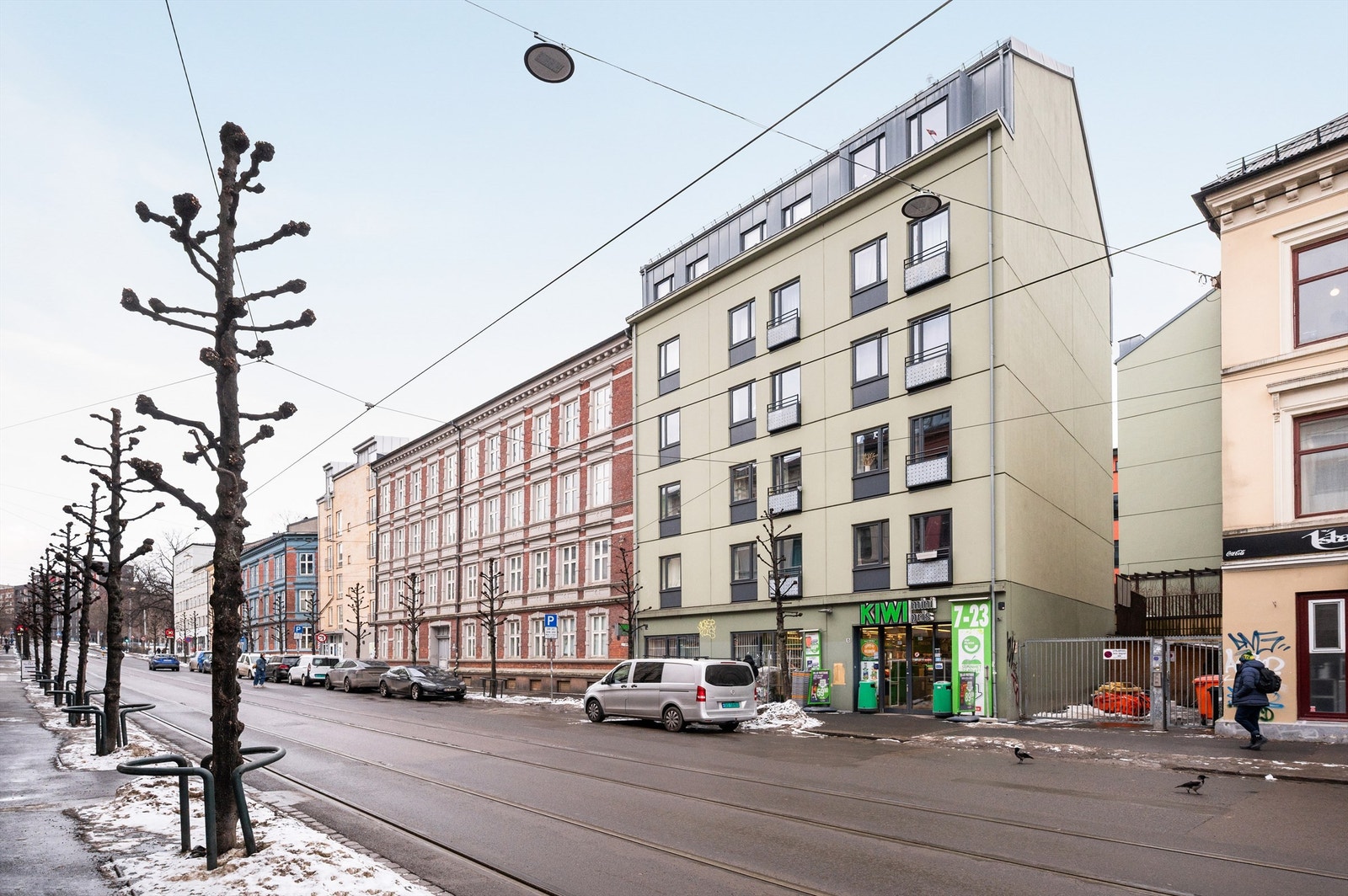 Hverdagslogistikken er enkel med dagligvarebutikker som Kiwi og Rema 1000 i umiddelbar nærhet. Galleribilde