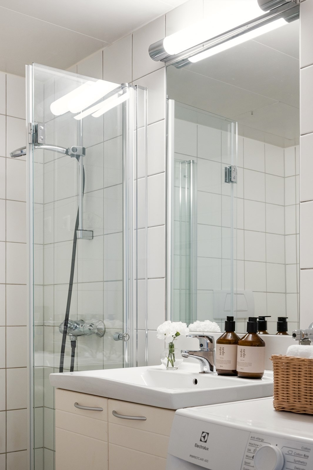 Dusjhjørnet har svingbare glassdører som ble skiftet i 2023. Galleribilde