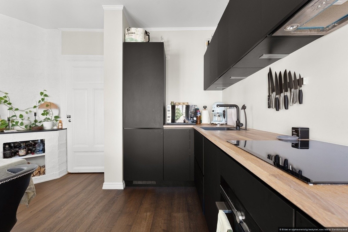 Kjøkken med kjøleskap/fryser Galleribilde