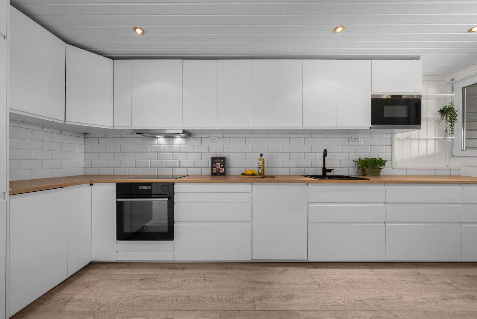 Kjøkkenet er utstyrt med integrert koketopp, komfyr, mikro og oppvaskmaskin. Galleribilde