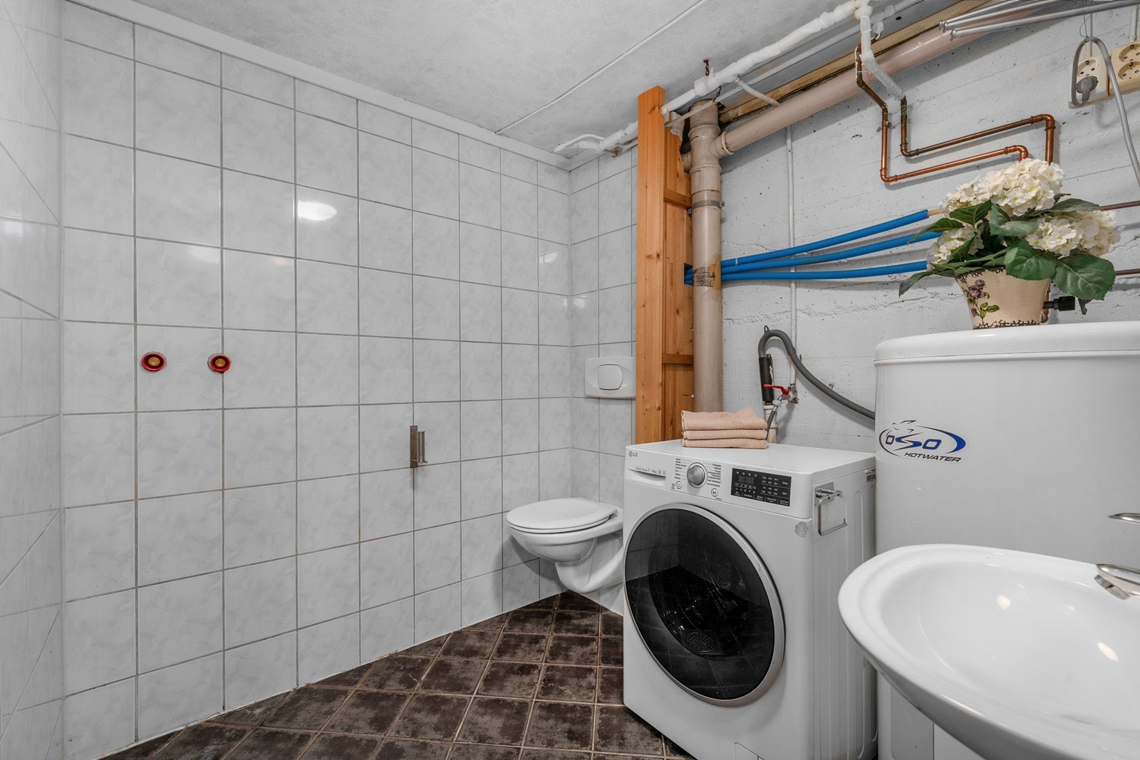 Her er det opplegg for vaskemaskin og en 198L OSO varmtvannstank. Galleribilde