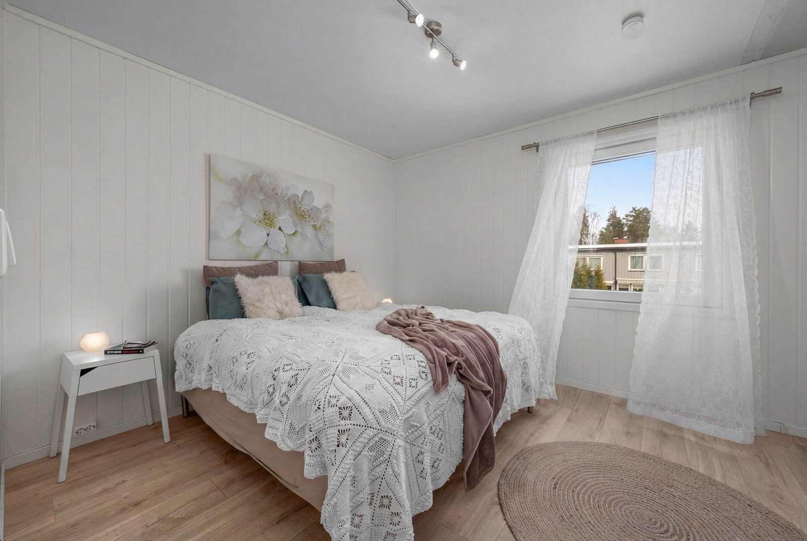 Hovedsoverommet har god plass til dobbeltseng og oppbevaring. Galleribilde