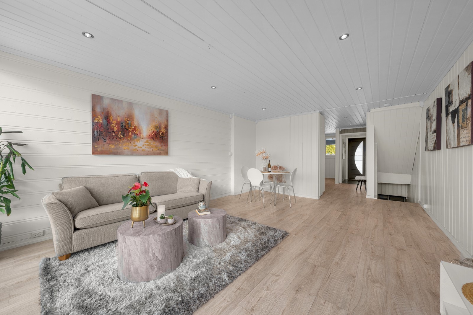 Gjennomgående laminatgulv og lyse veggflater skaper en helhetlig atmosfære. Galleribilde