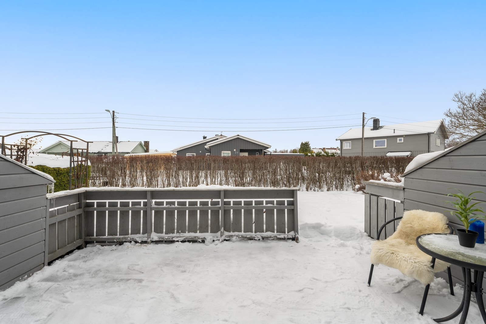 Uteområdet er pent opparbeidet med plenarealer og beplantning. Galleribilde