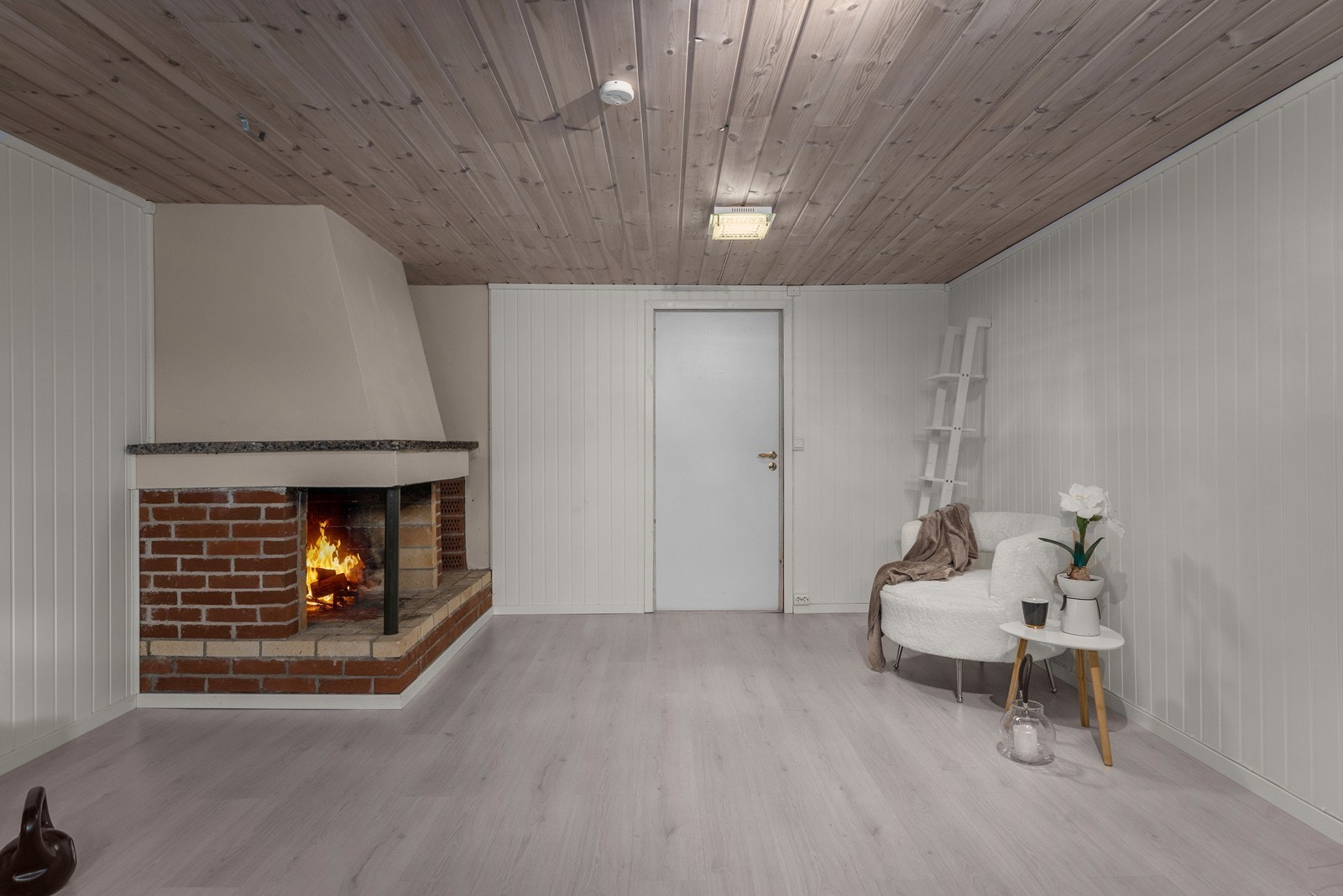 Panel på vegger og i tak gir en lun atmosfære i den innredede kjellerstuen. Galleribilde