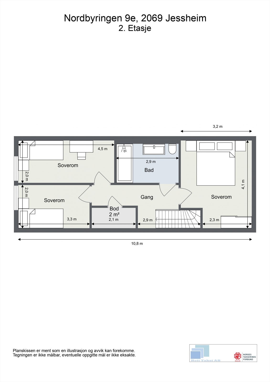 Andre etasje inneholder tre soverom og et bad, praktisk samlet. Galleribilde
