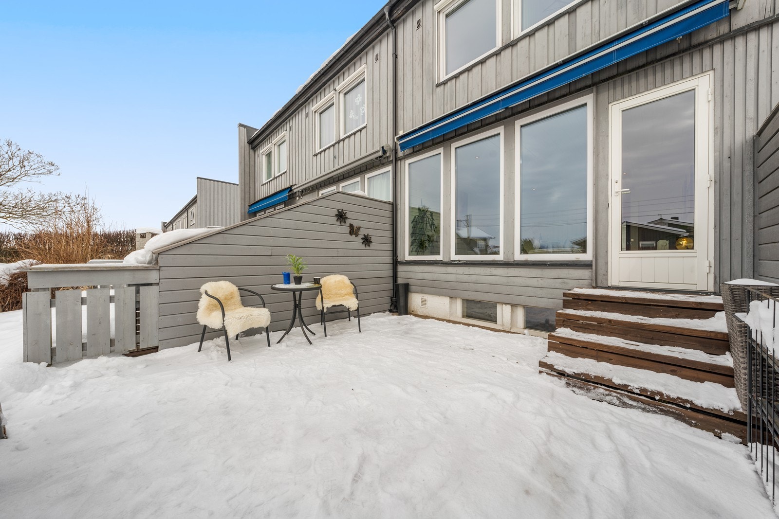 Rekkehuset har en stor og fin terrasse. Galleribilde