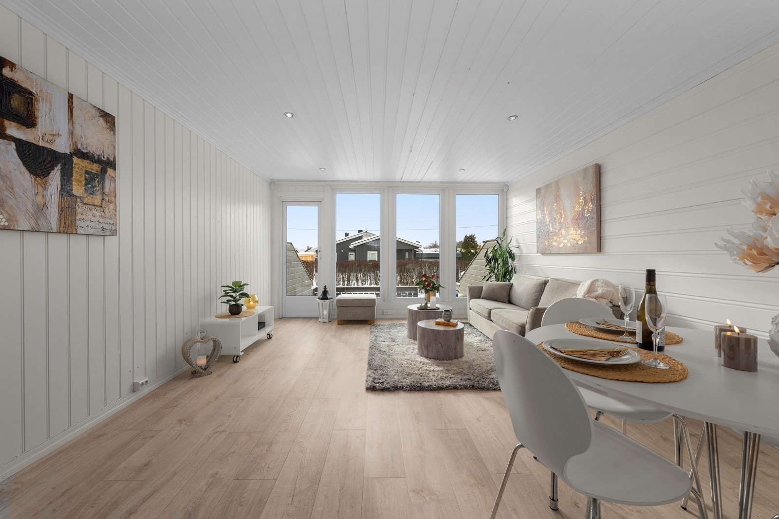 Stuen er romslig med plass til både spisebord og sofagruppe. Galleribilde