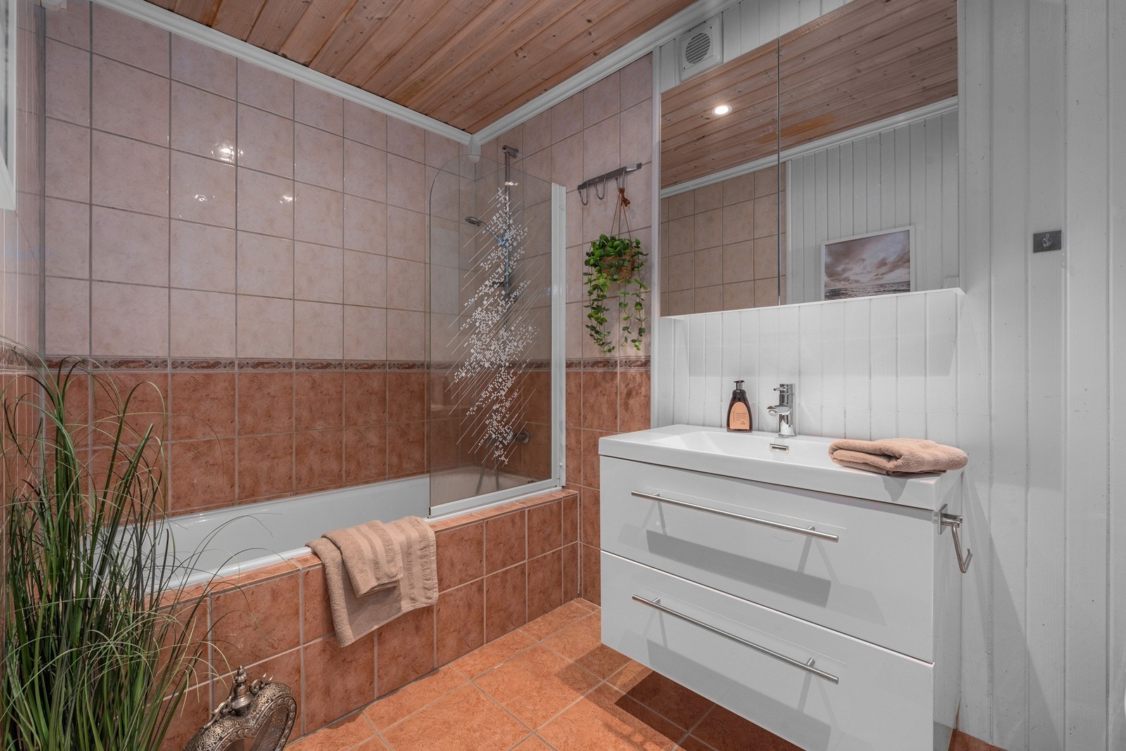 Badet i andre etasje er utstyrt med innebygd badekar. Galleribilde