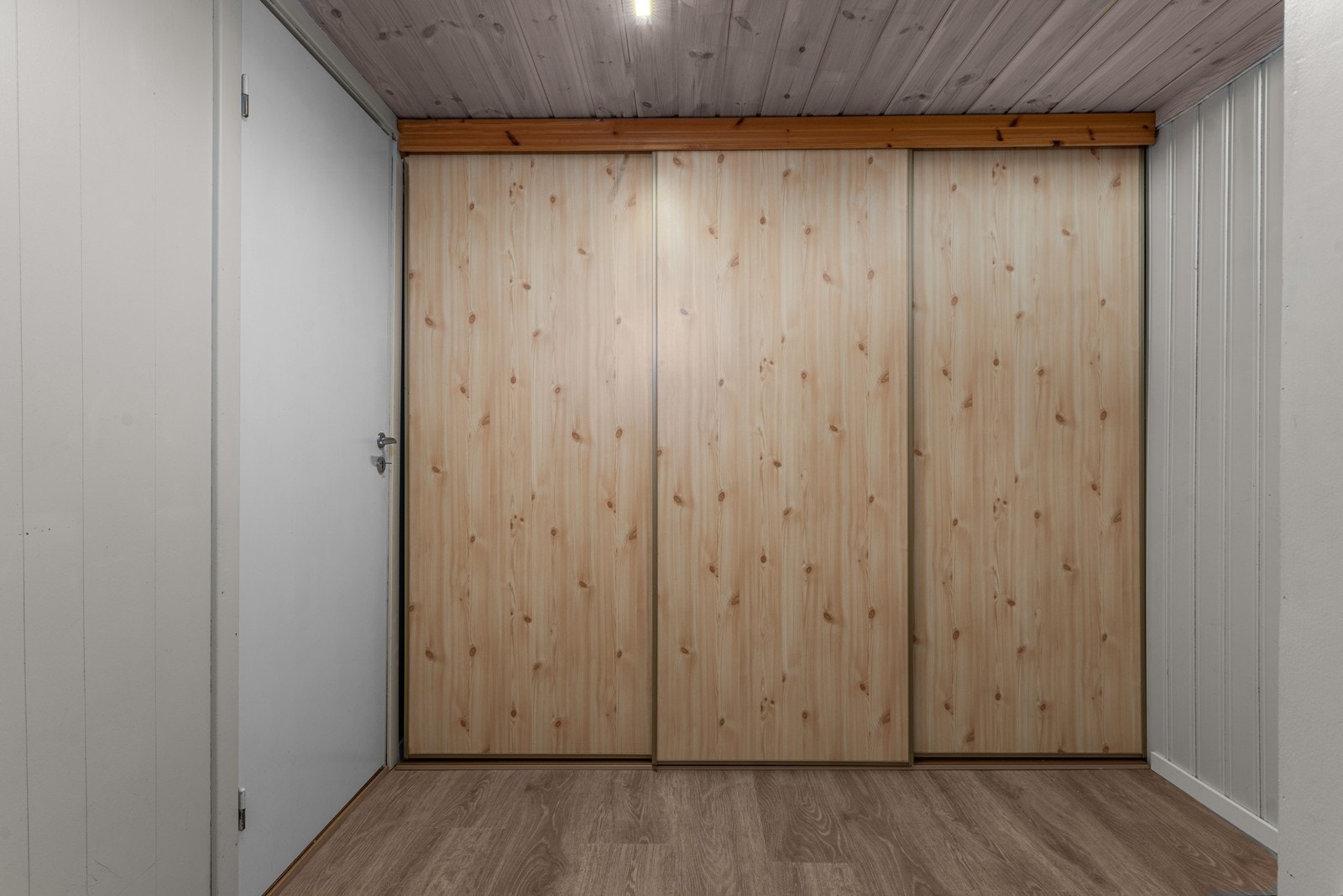 God lagringsplass med skyvedørsgarderobe. Galleribilde