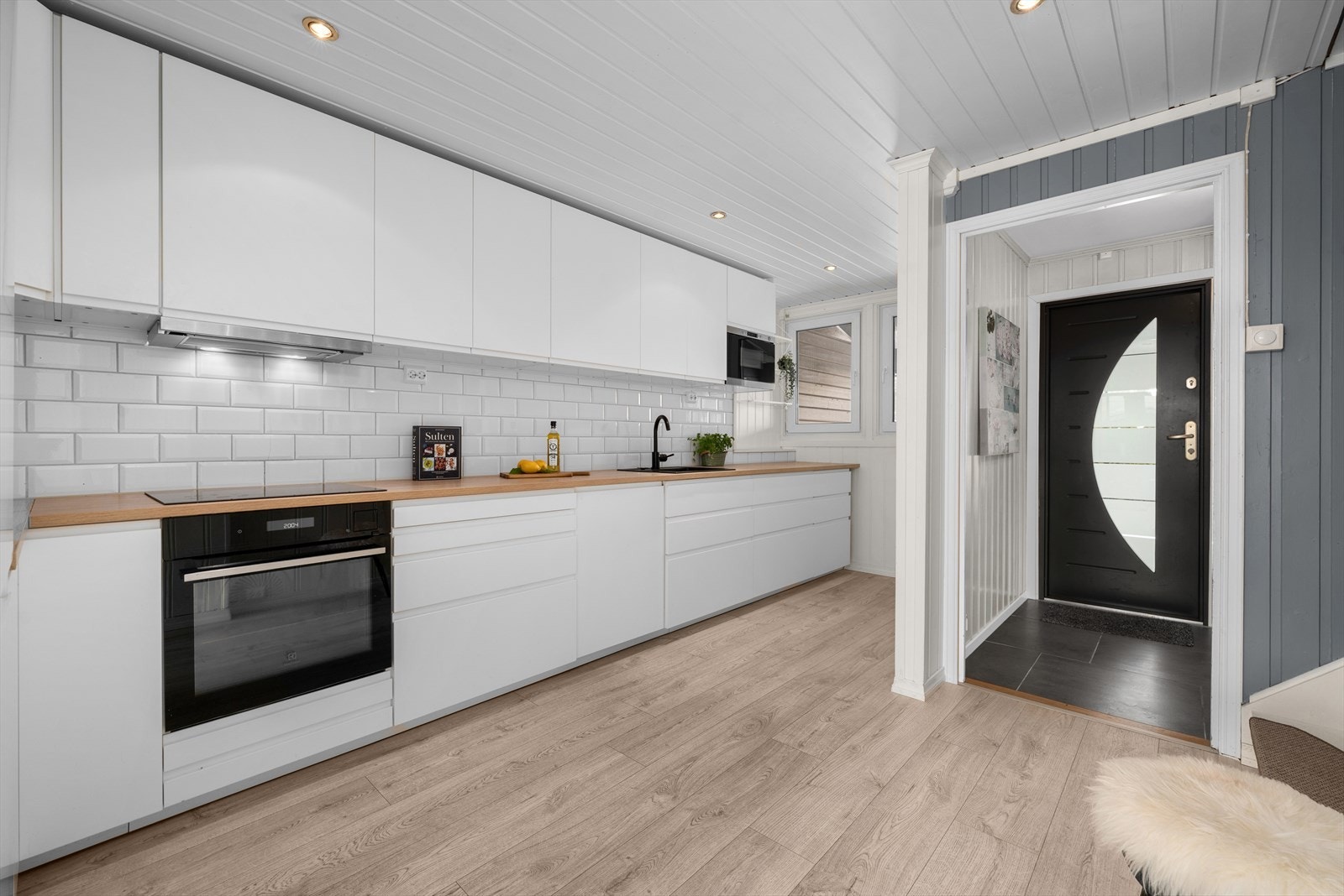 Moderne kjøkken fra 2017 med god benke- og skapplass. Galleribilde