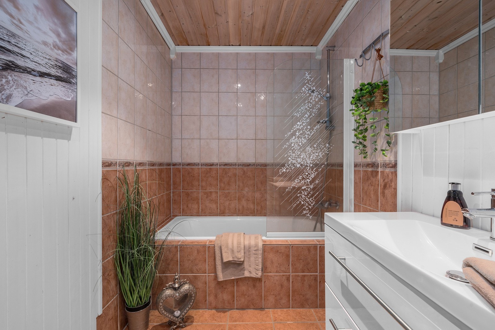 Flislagte overflater på gulv og i våtsonen ved badekaret. Galleribilde