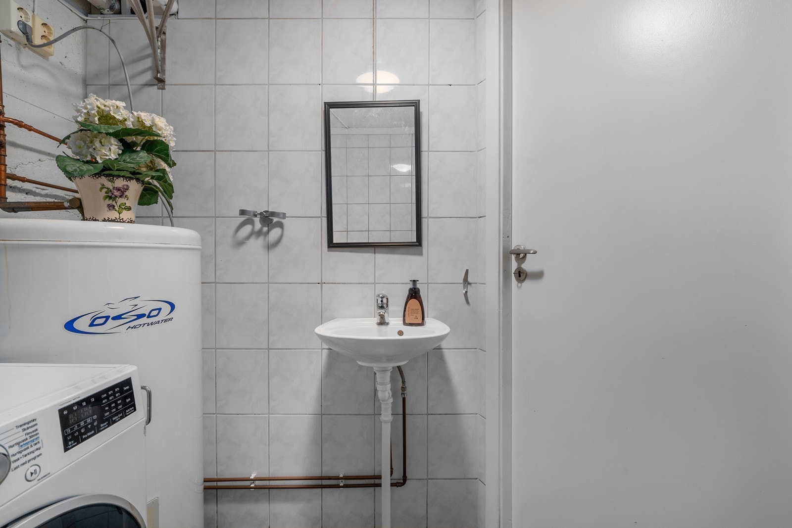 Innredet bad i kjelleren fra 2005 har flislagte overflater og gulvvarme. Galleribilde