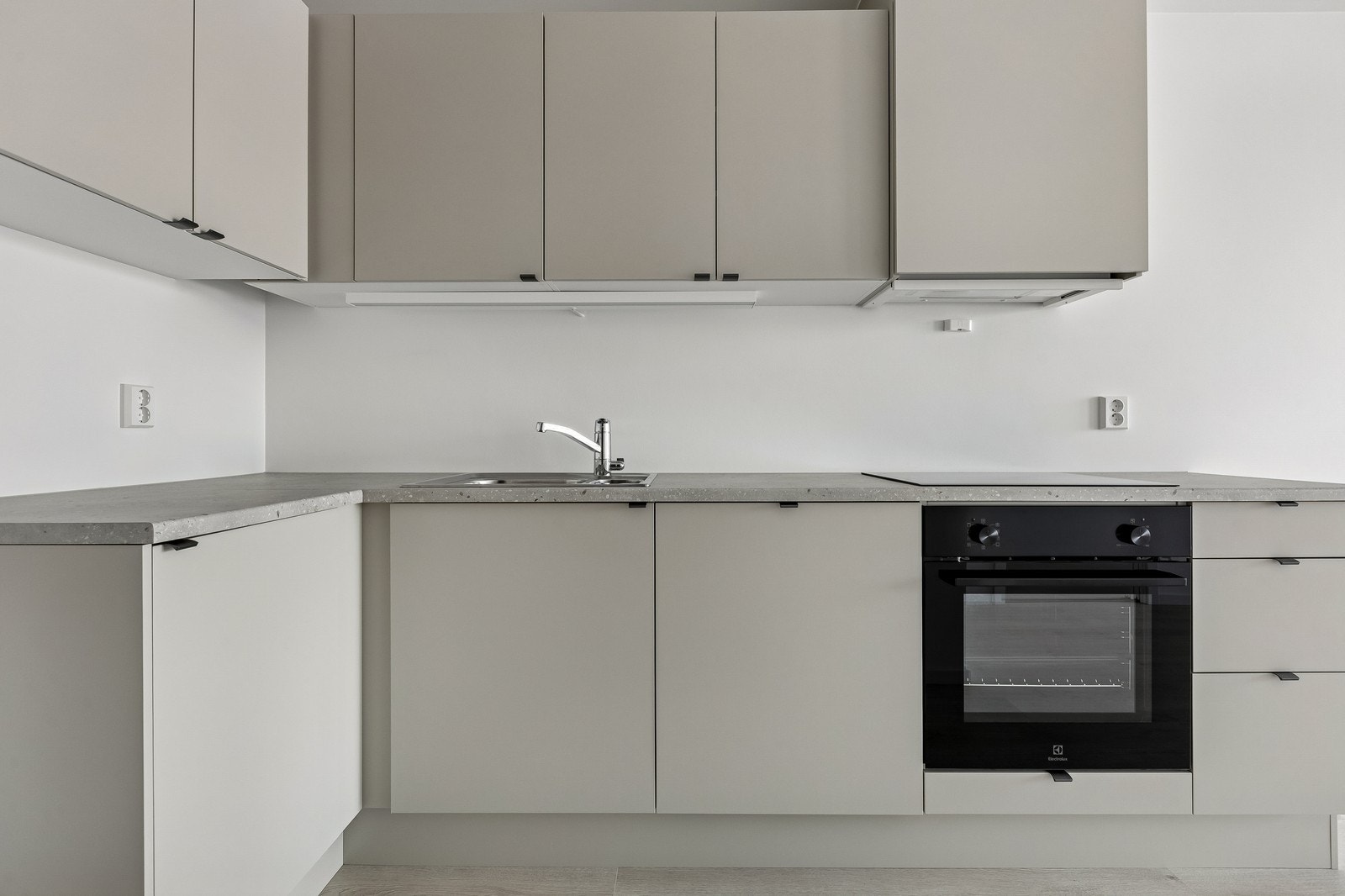 Delikat kjøkken med laminat benkeplate og integrert platetopp/komfyr og oppvaskmaskin Galleribilde