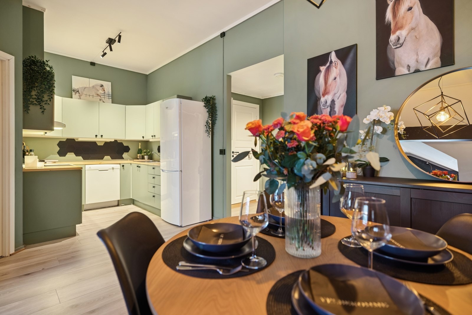 Kjøkkeninnredningen har fronter som ble malt i 2023, og er en del av den åpne stueløsningen. Galleribilde