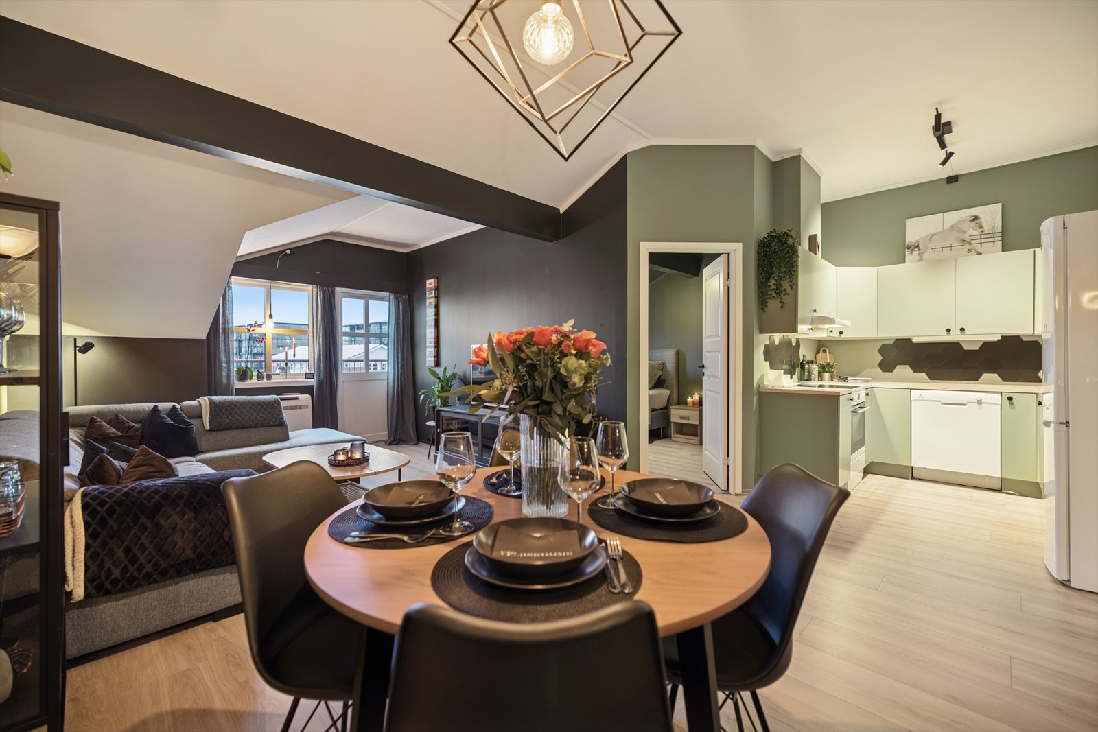 Her kan du samle familie og venner til et deilig måltid i hyggelig lag. Galleribilde