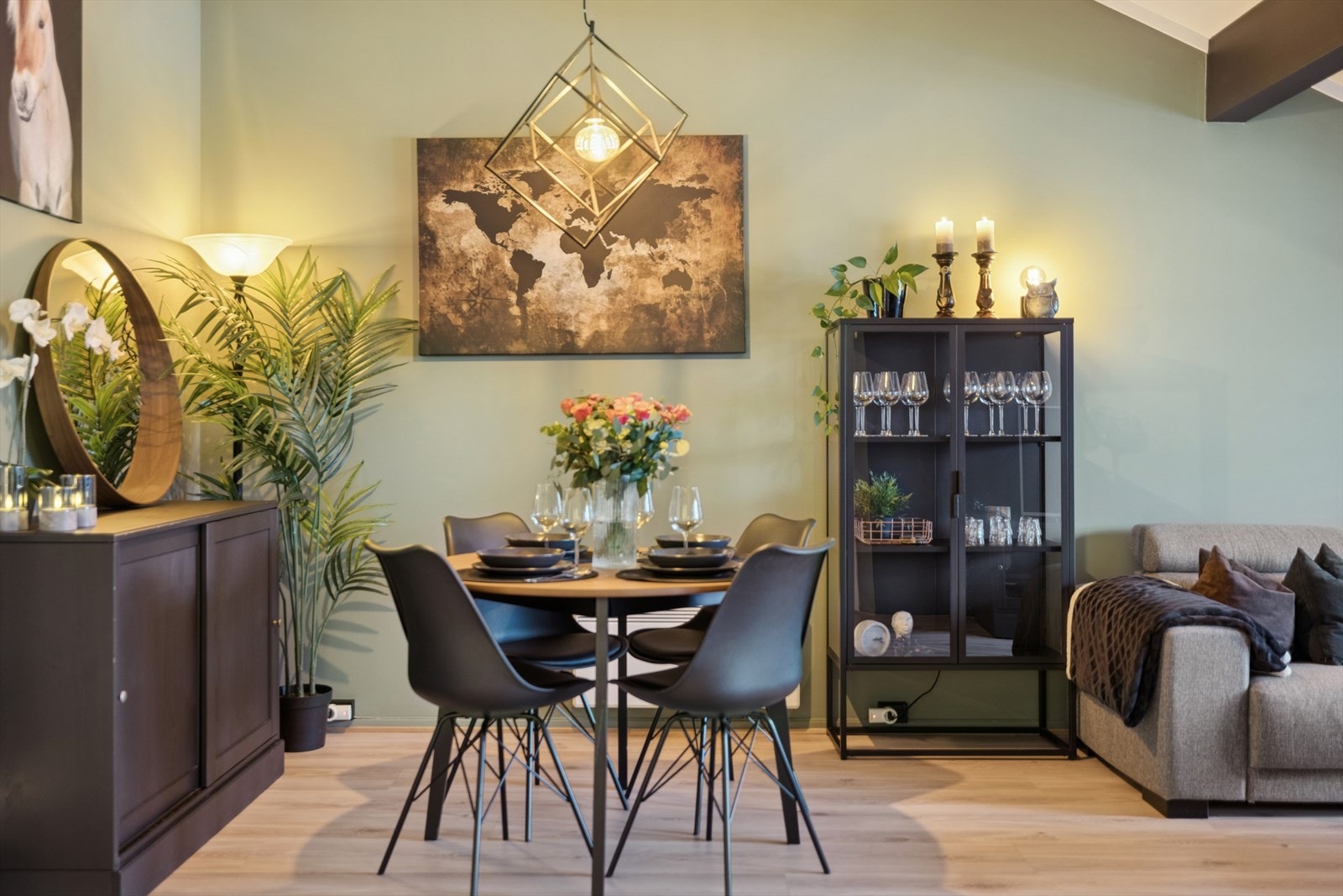 Den åpne løsningen gir god plass til en egen spisesone i tilknytning til stuen. Galleribilde