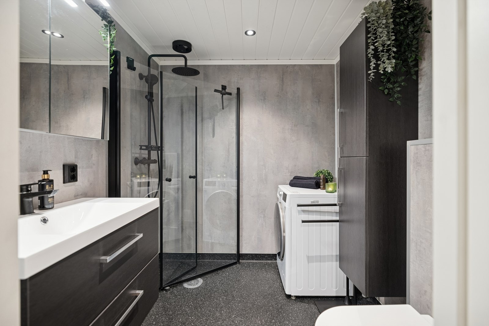 Badet ble fullstendig modernisert i 2023 og har elektriske varmekabler i gulvet. Galleribilde