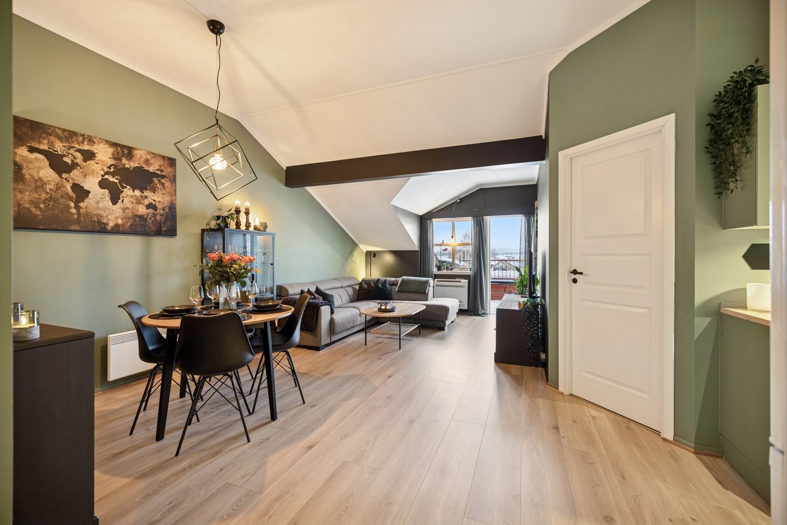 Åpen og sosial planløsning mellom stue og kjøkken. Galleribilde