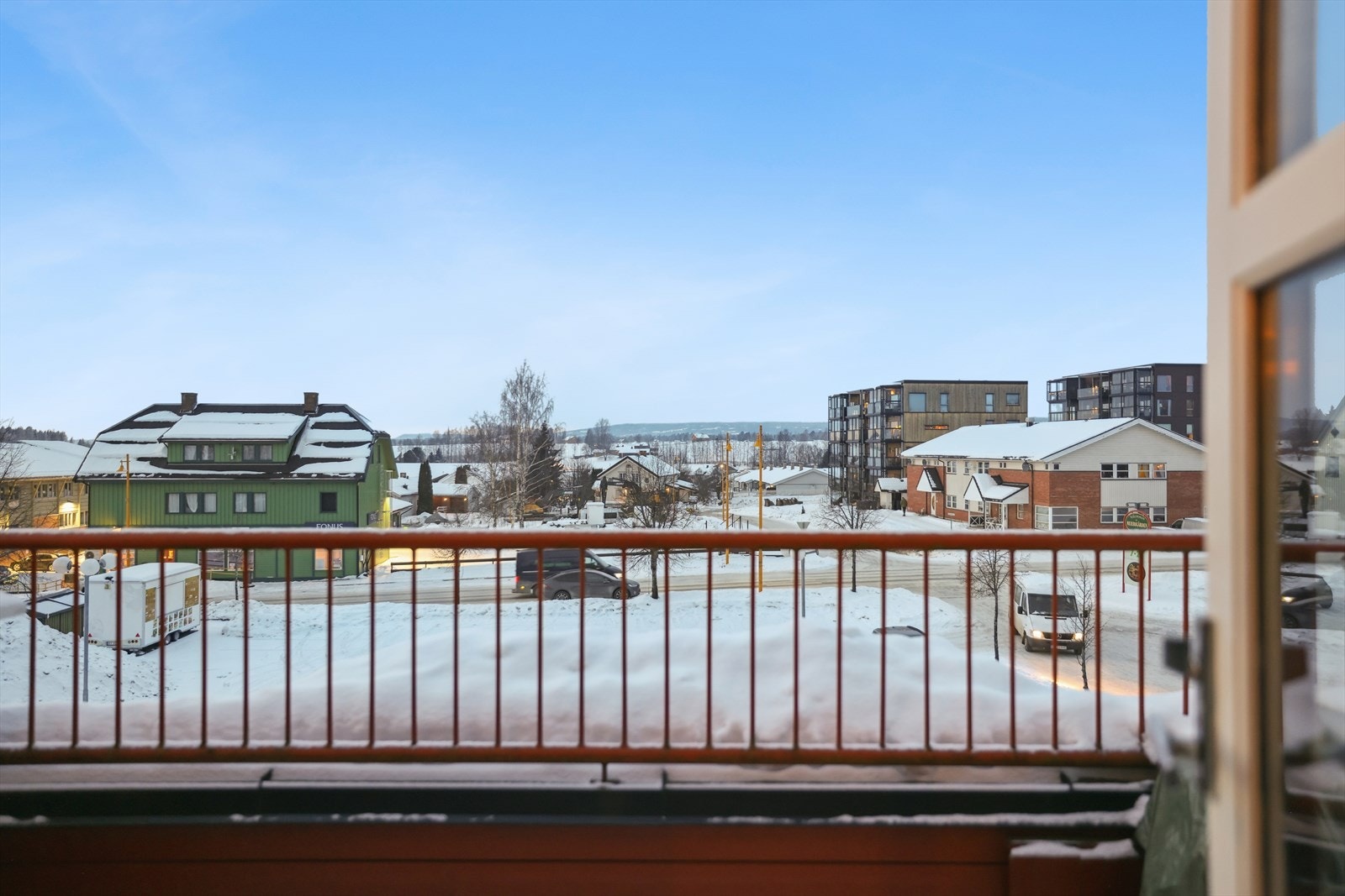 Fra stuen er det utgang til en nord-vestvendt balkong på cirka 8 m². Galleribilde